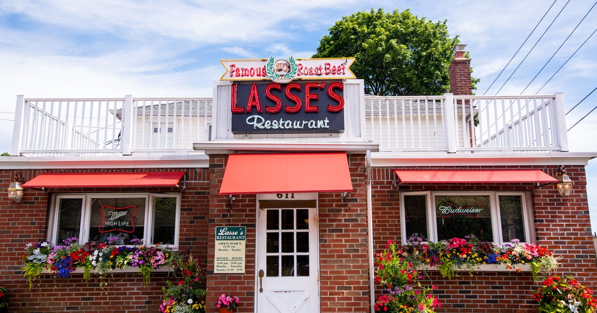 Lasse's Restaurant at 611 Bridgeport Ave in Milford with its Famous Roast Beef sign